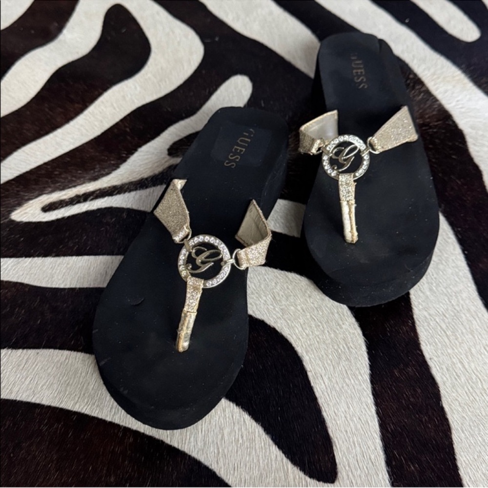 Guess Gold rhinestoned Wedge Heeled Flip Flop Sandals Sz 7
Logo Y2K 90s